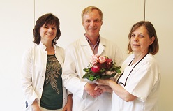 Zum 40-jährigen Dienstjubiläum übergab der leitende Arzt des KfH-Nierenzentrums Dr. med. Dirk Rattensperger gemeinsam mit seiner Kollegin Annegret Thurner Bärbel Scheerbarth einen Blumenstrauß